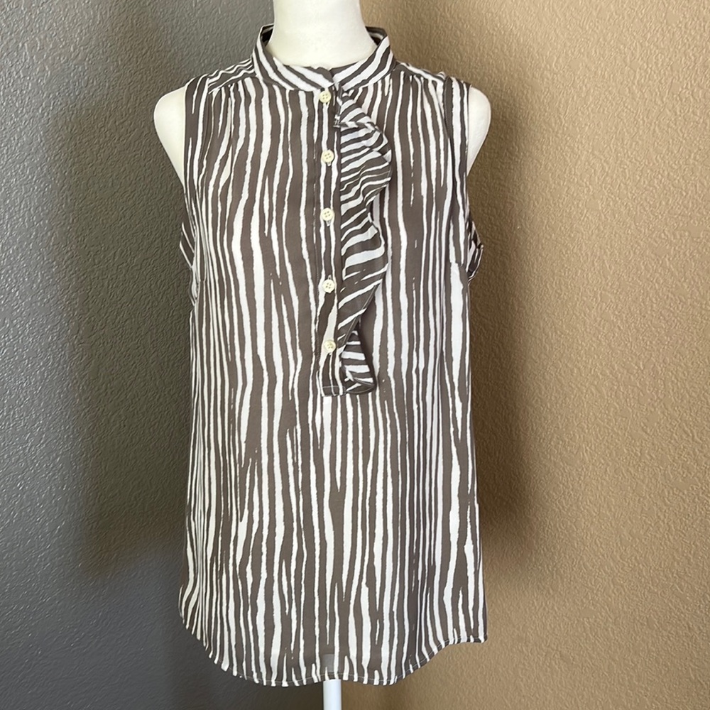 Banana Republic - size 4 - grey/white striped sleeveless blouse, 1/2 button down